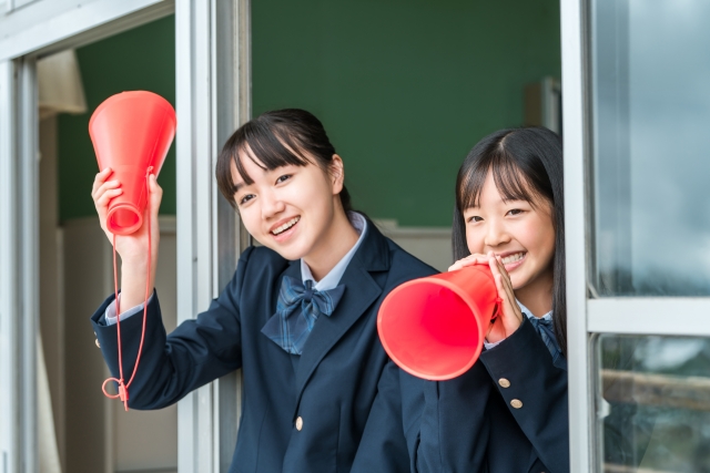 学校の窓から応援する女子学生