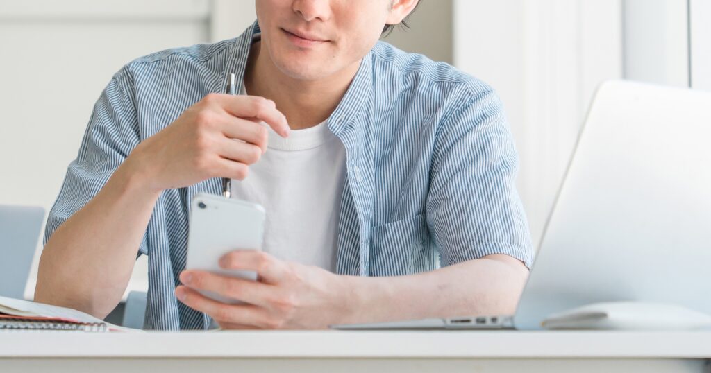 スマホでAIを利用している男性の写真
